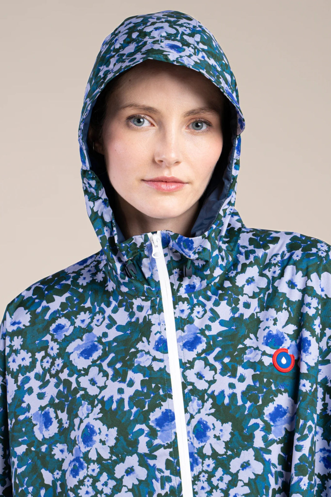 Liberté - Cape de pluie - Veste coupe-vent modulable en sac - Flotte #couleur_geranium